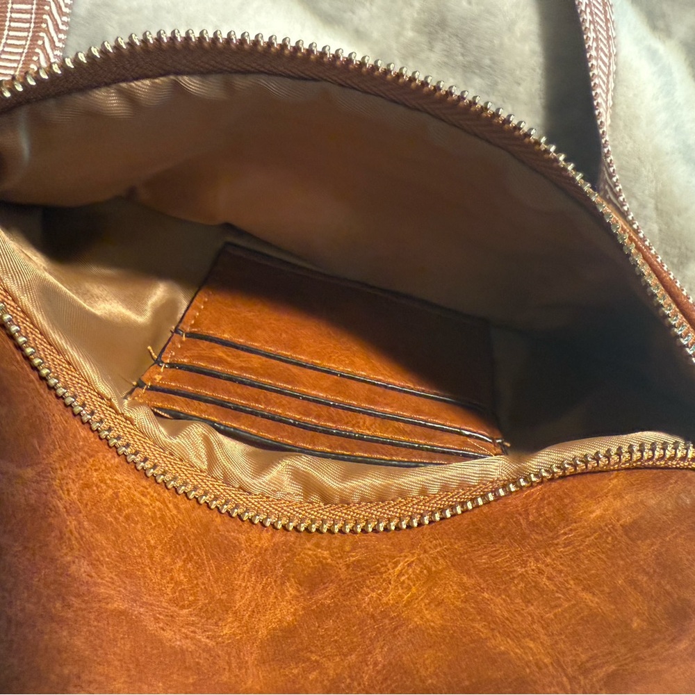 Lululemon Leather Crossbody bag with patterned strap - Picture 4 of 5